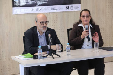  Foto I Luis Fernando Trejos I LA PATRIA  El rector de la U. Nacional, Leopoldo Múnera, explicó en Manizales los alcances de la propuesta de constituyente universitaria. Lo acompaña la vicerrectora, Belizza Ruiz. 