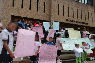 Miembros de la comunidad del sector del Tierrero, en el barrio Solferino (Manizales), este jueves a mediodía en el plantón que realizaron en la Alcaldía de Manizales. 