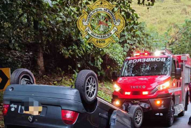 Ayer, un carro particular se volcó en la vía antigua entre Manizales y Chinchiná. El conductor resultó herido y lo trasladaron al hospital San Marcos.