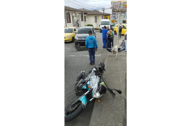 Una moto chocó contra un carro particular pasado el mediodía de este viernes en el sector de las funerarias en Manizales.