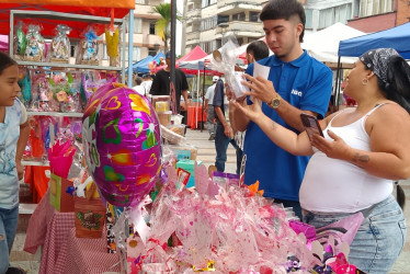 Los vendedores informales ofrecen anchetas, globos, peluches y artesanías para la celebración del Amor y la Amistad. Se ubicaron al frente de la Basílica Nuestra Señora de las Mercedes de Chinchiná.