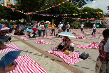 Chinchiná celebra el mes del Amor y la Amistad con un picnic al aire libre. Unas 1.500 personas participan de la actividad en el Parque de Bolívar.