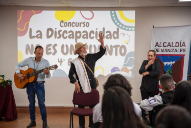 Durante la presentación algunos participantes de ediciones anteriores realizaron declamaciones de sus escritos.