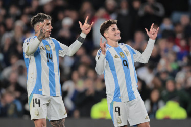 Julián Álvarez (d) celebra su gol con Enzo Fernández este jueves, en un partido de las Eliminatorias sudamericanas para el Mundial 2026 entre Argentina y Chile en el estadio Más Monumental en Buenos Aires (Argentina).