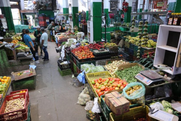 Aun hay productos pese al cierre de vías para camiones de carga