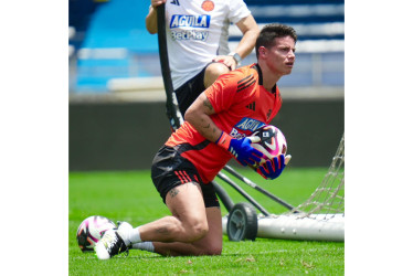 Durante el entrenamiento de este lunes, el capitán de la selección Colombia, James Rodríguez, jugó como portero.