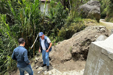 Es transversal con poceta de encole, un tubo de 36 pulgadas y descole en enrocado. 