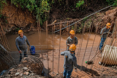 13 vías de Caldas están afectadas por obras o derrumbes este jueves (19 de septiembre). En tres conexiones con Antioquia hay pasos restringidos. Conozca el reporte completo antes de iniciar su viaje. En la foto, las obras de pavimentación de la vía Riosucio-Jardín.