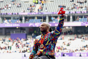 Mauricio Valencia, oro y plata en París con lanzamiento de peso y lanzamiento de jabalina.