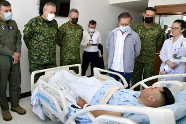 El presidente de la República, Gustavo Petro (3d), visitó el hospital donde se encuentra la mayoría de los 27 militares heridos en el ataque de la guerrilla del Ejército de Liberación Nacional (Eln) contra una base militar en Puerto Jordán, en el departamento de Arauca.