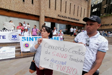 Alrededor de 50 personas se dieron cita en la plazoleta de la Alcaldía para protestar contra la eventual fusión de Assbasalud y el Hospital San Isidro.