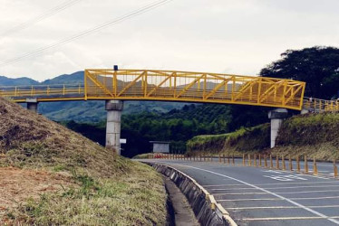 Puente peatonal en vía Cali Medellín, tramo de Risaralda (Caldas).