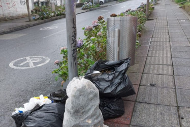 Según expresan algunos vecinos del sector, este es el estado en el que mantiene el contenedor de basuras. Esto en la esquina de la calle 51 con carrera 24 del barrio Versalles.  