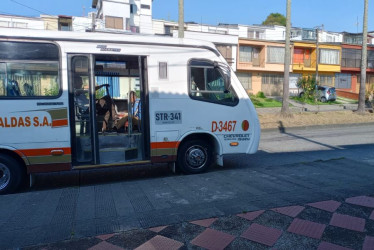 Este bus ha tapado varias veces la entrada y salida de algunos residentes del sector, según ciudadanos  afectados.