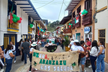 Bailes, trajes típicos y desfiles a caballos entretuvieron a los espectadores. 