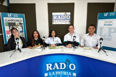 Estudiantes de la Institución Educativa Gran Colombia de Manizales, María Naranjo, Faya Valentina Fuentes Méndez, Lisett Tapasco, Islen Muñoz  y el docente Juan Carlos Arenas. 