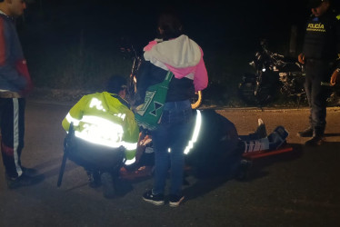 En ambos accidentes, dos motociclistas resultaron lesionados y los transportaron a hospitales.