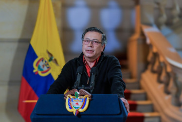 Fotografía cedida por la Presidencia de Colombia que muestra al mandatario, Gustavo Petro, mientras habla durante una alocución televisada este miércoles en Bogotá.