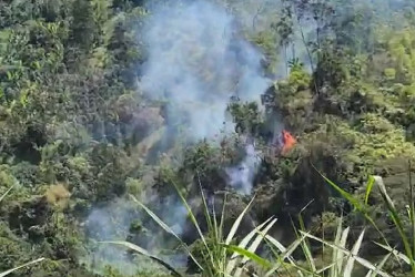 Así se ve el incendio en el sector de Puente Chiquito, en la vía Petaqueros - Manzanares.