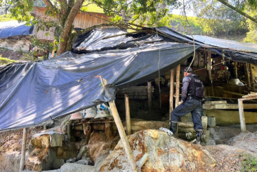 La minería por cúbico es de las actividades más peligrosas y suelen efectuarla a orillas del río Cauca, a su paso por Caldas. Sin embargo, en riberas de otros afluentes también la desempeñan.