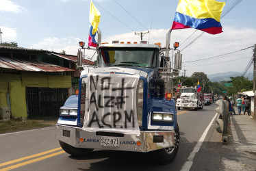 El paro camionero bloquea la entrada a Chinchiná (Caldas). Los conductores se movilizaran por las calles del municipio.