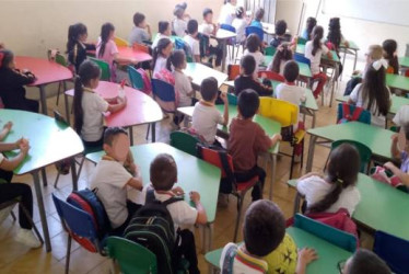 Foto I Cortesía para LA PATRIA  Simulación. Padres reunieron en un salón a estudiantes de los dos primeros de la Institución Educativa Pensilvania y les tomaron una foto para mostrar como quedan siendo fusionados.