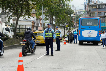 Los agentes ayudaron al motociclista lesionado tras sufrir la caída.