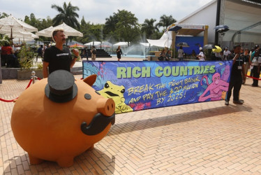 Foto | EFE | LA PATRIA  Con una alcancía gigante en la COP16 piden a países ricos cumplir compromisos financieros.