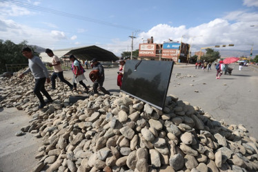 Foto | EFE | LA PATRIA  Seguidores del expresidente boliviano Evo Morales bloquean con piedras las vías en Sipe (Bolivia).