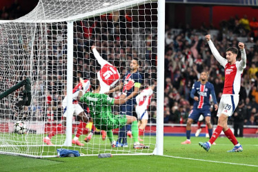 Kai Havertz (derecha) celebra cuando el balón golpea el fondo de la red para el segundo gol del Arsenal ante el PSG.