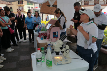 Natalia Castaño Díaz, directora Territorial de Salud de Caldas, educó a la comunidad contra el dengue. Habló de los factores de riesgo.