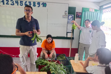 El profesor Sergio Loaiza Bermúdez logró que alumnos de décimo se interesan en la siembra y producción de vegetales.