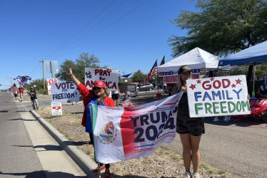 Los simpatizantes latinos en Arizona se han desplegados por las carreteras del desierto de Sonora para movilizar los votos. 