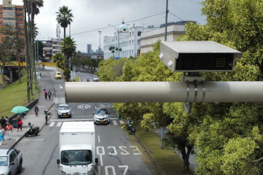 Encarrilan las fotomultas. A finales de octubre mutará el sistema de fotodetección en las vías de Manizales, la Alcaldía estima que para esa fecha las cámaras dejen de enviar alertas pedagógicas y empiecen a capturar pruebas para multar por tres infracciones viales. Dos faltas aún no serían vigiladas. La ciudad tiene 14 puntos con esta supervisión. Lea todos los detalles y prepárese para los cambios.