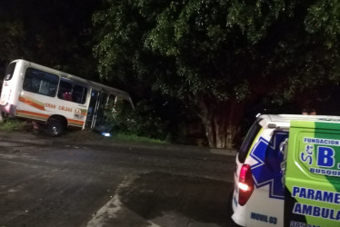 Organismos de socorro atendieron el accidente, en el que varios pasajeros quedaron lesionados luego de que un colectivo de Gran Caldas estuvo a punto de rodar por una zona boscosa en el barrio Prado Medio de Manizales.