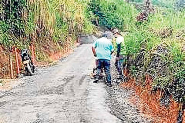 Los obreros que construyen placas huella entre las veredas Alto de La Mina y Quiebra del Naranjal de Chinchiná pararon de trabajar porque no les pagaban sus salarios.