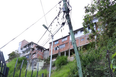 Foto | Luis Trejos | LA PATRIA  Este es el poste que, según residentes, les roba la tranquilidad en la calle 12 del barrio El Bosque.