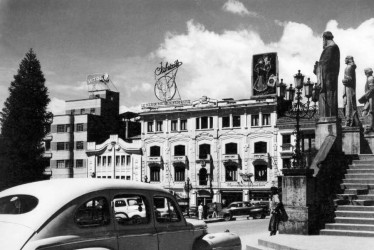 Fotografía de la Plaza de Bolívar de Manizales en 1955, cuando la ciudad cumplía 106 años de fundación. En este 2024, la capital de Caldas llega a su aniversario 175. Conozca la lista de profesiones de los primeros pobladores.