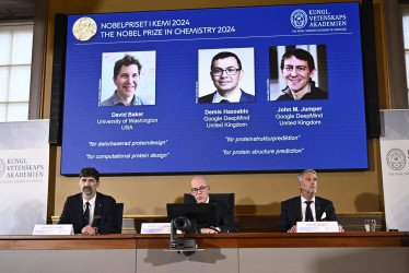 (De izquierda a derecha) El presidente del Comité Nobel de Química, Heiner Linke, el secretario general de la Real Academia Sueca de Ciencias, Hans Ellegren, y el miembro del Comité Nobel de Química, Johan Aqvist, anuncian los ganadores del Premio Nobel de Química 2024, en la Real Academia Sueca de Química. Academia en Estocolmo, Suecia, 9 de octubre de 2024.