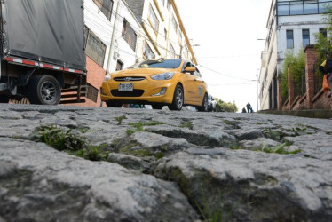 Este es el estado actual de la calle que, según habitantes afectados, genera accidentes entre los peatones.