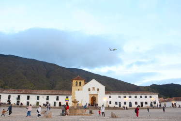 La plaza principal es una de las más grandes de Sudamérica, empedrada que permite realizar eventos como el Festival de las Cometas. Está rodeada de los cerros que conforman el Santuario de Flora y Fauna de Iguaque.