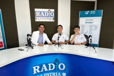 El docente, Andrés Mauricio Murcia Ramírez y los estudiantes Miguel Ángel Franco del grado noveno y Juan Jacobo Aristizábal Arias del grado once del Colegio de Cristo.