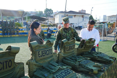 La entrega de los chalecos a los soldados de Manizales fue en el Batallón Ayacucho.