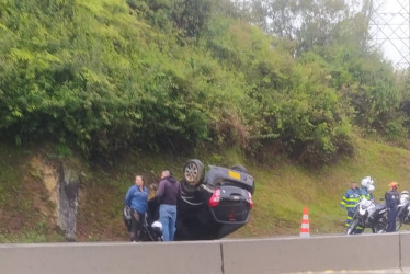 Un carro se volcó en la vía nueva entre Manizales y Chinchiná. No hubo heridos.