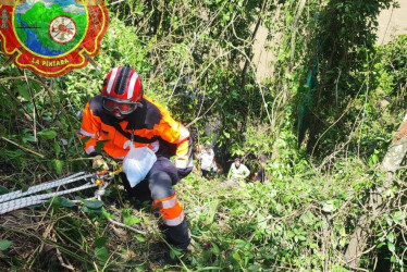 El Cuerpo de Bomberos rescató a las seis personas que iban en el carro accidentado.