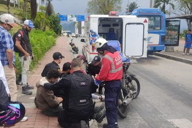 Dos personas resultaron lesionadas tras chocar en sus motos en Manizales.