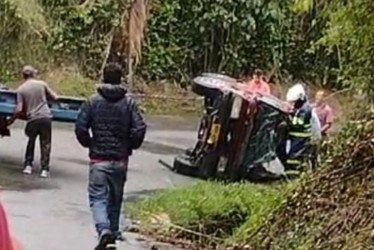 Así quedó el vehículo que se volcó en la vía Manizales - La Cabaña