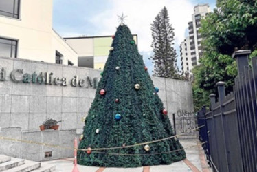 Árbol de Navidad en la Universidad Católica de Manizales.