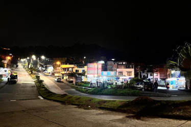 Esta es la zona de la avenida entre los barrios El Caribe y San Cayetano, de Manizales, que les causa temor a los residentes por su oscuridad.