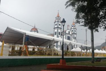 La carpa principal, con la pasarela de Río es moda, se está adecuando en la Plazoleta de Banderas de Riosucio. 